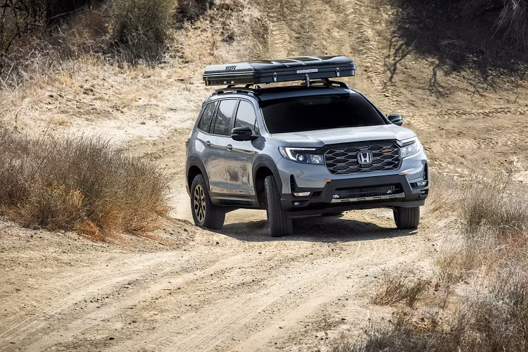 Trong thời gian tới, hãng Honda dự định sẽ nâng cấp Passport TrailSport bằng hệ thống treo phù hợp với việc chạy off-road hơn và lốp cỡ lớn hơn. Ngoài phiên bản TrailSport mới, Honda Passport 2022 còn có gói HPD tùy chọn. Do bộ phận Honda Performance Development phát triển, gói HPD này bổ sung lưới tản nhiệt, chắn bùn màu đen, bộ vành hợp kim khác biệt và logo HPD trên sườn xe cho Passport 2022.