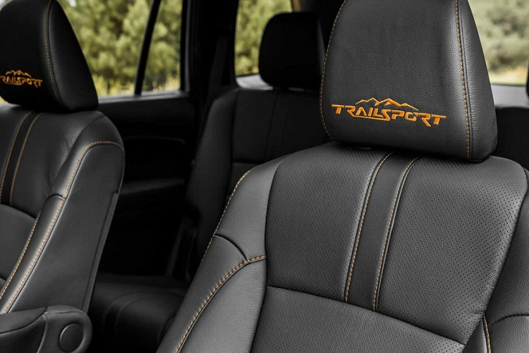 "Trái tim" của xe là khối động cơ xăng V6, dung tích 3.5L, tạo ra công suất tối đa 280 mã lực và mô-men xoắn cực đại 355 Nm như bản thường. Động cơ kết hợp với hộp số tự động 9 cấp. Là phiên bản tập trung vào khả năng chạy off-road hơn nên Honda Passport TrailSport 2022 đương nhiên được trang bị hệ dẫn động 4 bánh toàn thời gian với hệ thống điều hướng mô-men xoắn.