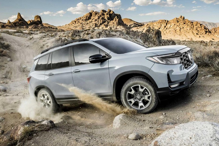 Ngoài ra, phiên bản TrailSport còn có đầu xe và đuôi xe rộng hơn 10 mm, mang đến dáng vẻ bệ vệ hơn cũng như tăng độ cân bằng khi vận hành. Bên trong Honda Passport TrailSport 2022 cũng có những điểm nhấn màu cam như chỉ khâu trên ghế, vô lăng và mặt cửa. Ở tựa đầu ghế và thảm sàn bằng cao su đều có dòng chữ "TrailSport".