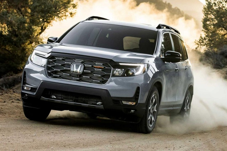 Ở phiên bản 2022, Honda Passport vẫn sở hữu kích thước như cũ, bao gồm chiều dài 4.840 mm, chiều rộng 2.000 mm, chiều cao 1.820 mm và chiều dài cơ sở 2.820 mm. Như vậy, so với Honda CR-V, mẫu SUV 5 chỗ này có kích thước lớn hơn đáng kể. Dự kiến, xe sẽ chính thức có mặt tại đại lý ở Mỹ vào mùa đông năm nay. Giá xe Honda Passport 2022 vẫn chưa được công bố.