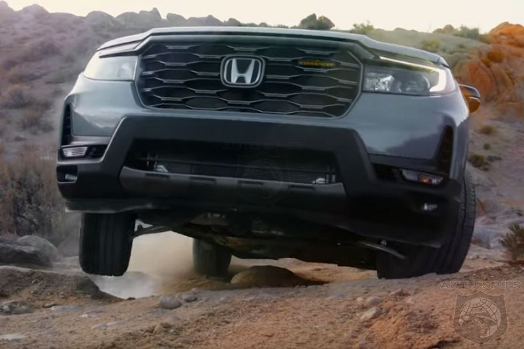 Dù ở bản trang bị nào, mẫu SUV 5 chỗ này cũng có đèn pha LED, mở cửa không cần chìa khóa, nút bấm khởi động máy, hệ thống nhắc nhở còn hành khách phía sau, màn hình thông tin giải trí dạng cảm ứng 8 inch, hỗ trợ Android Auto/Apple CarPlay và gói công nghệ an toàn Honda Sensing.