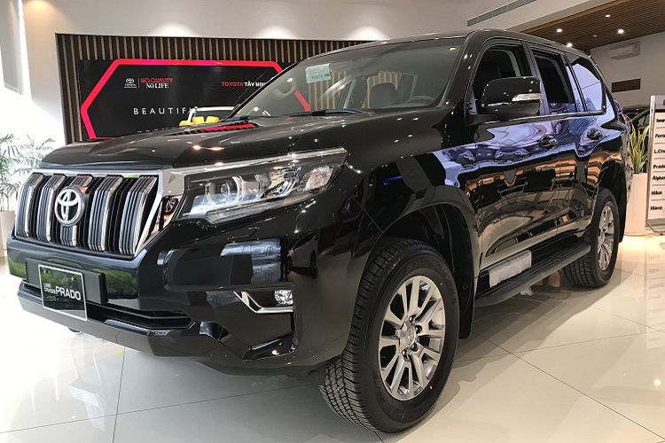 Đáng chú ý, Toyota Land Cruiser Prado thế hệ mới được đồn đoán sẽ có thêm phiên bản sử dụng hệ truyền động hybrid, sử dụng kết hợp với động cơ 2.5L đang được phát triển. Tuy nhiên, vẫn chưa rõ liệu động cơ hybrid sẽ sử dụng động cơ xăng hay dầu. Về nội thất, Toyota Land Cruiser Prado thế hệ mới hứa hẹn sẽ hiện đại hơn với nhiều trang bị nổi bật như màn hình thông tin giải trí sẽ tăng từ 9,0 inch lên 12,3 inch, đồng thời mang những cải tiến về trang bị an toàn và hỗ trợ lái.