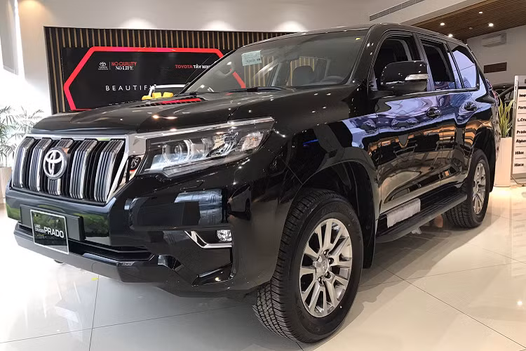 Đáng chú ý, Toyota Land Cruiser Prado thế hệ mới được đồn đoán sẽ có thêm phiên bản sử dụng hệ truyền động hybrid, sử dụng kết hợp với động cơ 2.5L đang được phát triển. Tuy nhiên, vẫn chưa rõ liệu động cơ hybrid sẽ sử dụng động cơ xăng hay dầu. Về nội thất, Toyota Land Cruiser Prado thế hệ mới hứa hẹn sẽ hiện đại hơn với nhiều trang bị nổi bật như màn hình thông tin giải trí sẽ tăng từ 9,0 inch lên 12,3 inch, đồng thời mang những cải tiến về trang bị an toàn và hỗ trợ lái.