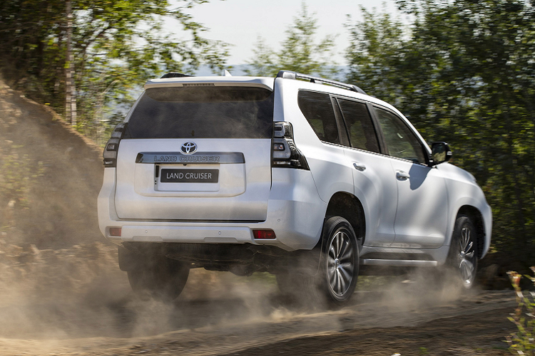 Về động cơ và hệ truyền động, Toyota Land Cruiser Prado thế hệ mới dự kiến sẽ được trang bị động cơ Dầu 4cyl dung tích 2.8L tăng áp kép, kết hợp với hộp số tự động 8 cấp. Trong khi một số thị trường khác, Toyota Land Cruiser Prado thế hệ mới sẽ tiếp tục sử dụng động cơ xăng 4cyl 2.7L hút khí tự nhiên, kết hợp với số tự động 6 cấp.