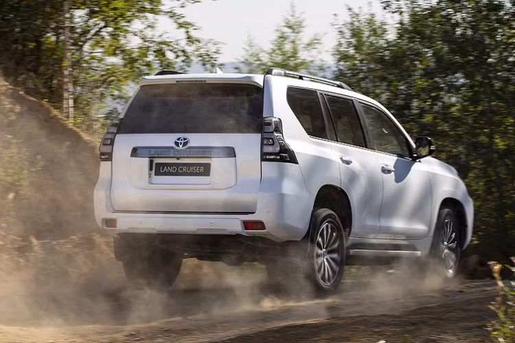 Về động cơ và hệ truyền động, Toyota Land Cruiser Prado thế hệ mới dự kiến sẽ được trang bị động cơ Dầu 4cyl dung tích 2.8L tăng áp kép, kết hợp với hộp số tự động 8 cấp. Trong khi một số thị trường khác, Toyota Land Cruiser Prado thế hệ mới sẽ tiếp tục sử dụng động cơ xăng 4cyl 2.7L hút khí tự nhiên, kết hợp với số tự động 6 cấp.