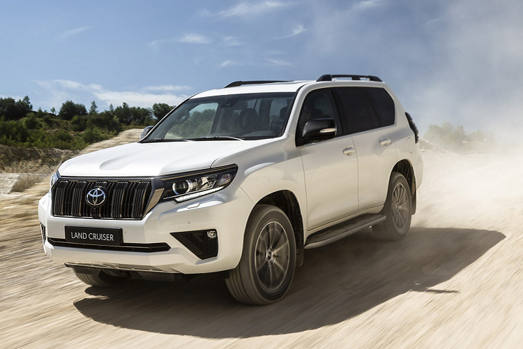 Tại thị trường Việt, giá xe Toyota Land Cruiser Prado phân phối chính hãng hiện đang bán ra 2,379 tỷ đồng (bản VX; nhập Nhật). Từ lâu tại thị trường Việt, dòng xe Land Cruiser Prado thường là lựa chọn của tệp khách hàng thường ở độ tuổi trung niên có điều kiện kinh tế khá giả, yêu thích dòng xe SUV, mua xe theo kiểu “ăn chắc mặc bền”. Toyota Land Cruiser Prado được nhiều khách hàng Việt yêu thích bởi thiết kế nam tính, bền dáng, động cơ bền bỉ và khá giữ giá trên thị trường.