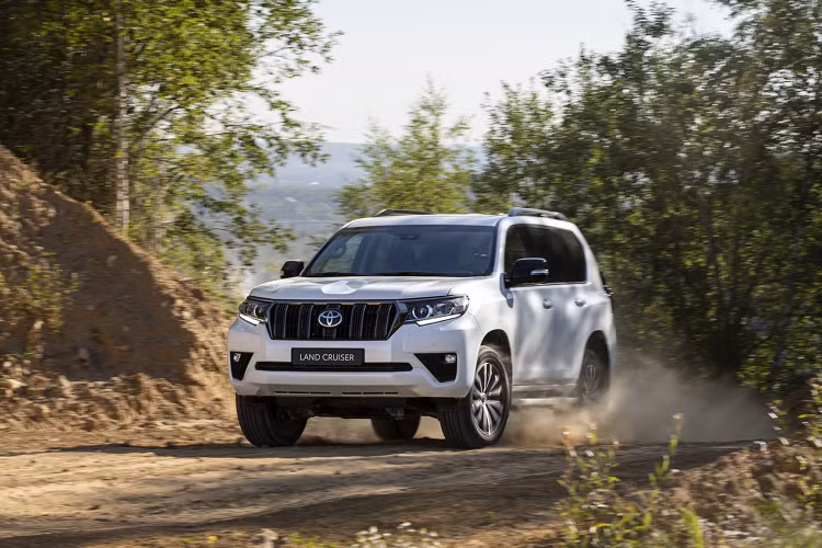 Về mặt thiết kế, Toyota Land Cruiser Prado thế hệ mới sẽ lấy cảm hứng từ Land Cruiser 300 Series với đèn pha mảnh hơn, hốc bánh vuông vắn hơn, đồng thời tiếp tục duy trì các thanh lưới tản nhiệt dọc đặc trưng, mang độ nhận diện của dòng Land Cruiser Prado trong những năm qua.