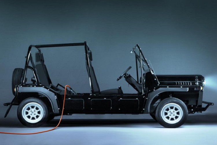 Ngay từ bây giờ, những ai quan tâm đã có thể tiến hành đặt mua chiếc xe điện Moke mui trần kiểu phong cách cổ điển, với giá khởi điểm từ 29.150 bảng Anh (tương đương 911,9 triệu đồng) ở Anh Quốc trước các khoản thuế và ưu đãi. Mẫu Moke mới sẽ được sản xuất tại địa phương, và những chuyến giao hàng đầu tiên dự kiến vào mùa hè năm 2022.