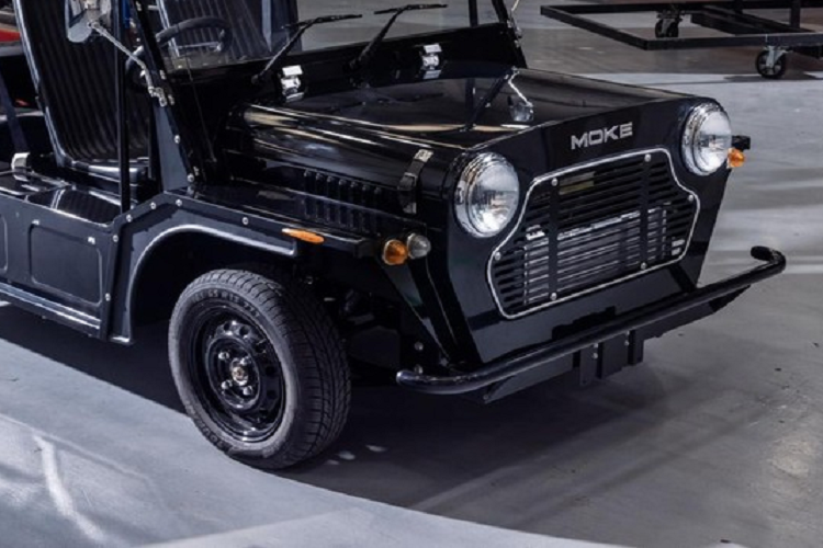 Giống như mẫu xe sử dụng động cơ đốt trong trước đây, Moke Electric vẫn giữ nguyên vẻ ngoài mang tính biểu tượng của mẫu xe Mini Moke 1964 nguyên gốc trong khi có kích thước lớn hơn một chút để tạo thêm không gian cabin. Nó sẽ được cung cấp ở cả cấu hình dẫn động bên phải và bên trái để đáp ứng người mua trên khắp toàn cầu, có hệ thống treo, phanh, và khung gầm được nâng cấp so với mẫu xe cổ điển.