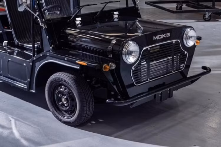 Giống như mẫu xe sử dụng động cơ đốt trong trước đây, Moke Electric vẫn giữ nguyên vẻ ngoài mang tính biểu tượng của mẫu xe Mini Moke 1964 nguyên gốc trong khi có kích thước lớn hơn một chút để tạo thêm không gian cabin. Nó sẽ được cung cấp ở cả cấu hình dẫn động bên phải và bên trái để đáp ứng người mua trên khắp toàn cầu, có hệ thống treo, phanh, và khung gầm được nâng cấp so với mẫu xe cổ điển.