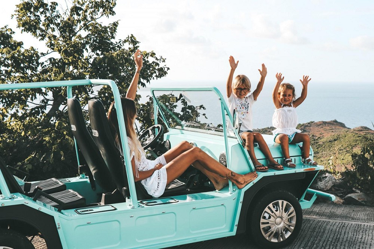 Mẫu Moke mới đã được giới thiệu lần đầu trong năm 2020 dưới dạng sản xuất giới hạn, và đây là lần đầu tiên nó sẽ được cung cấp ở dạng chạy điện hoàn toàn. Mẫu Moke nguyên bản đã được sản xuất từ năm 1964-1993, và được nhiều người nhớ đến với phong cách thiết kế đơn giản, không cửa và năng động.