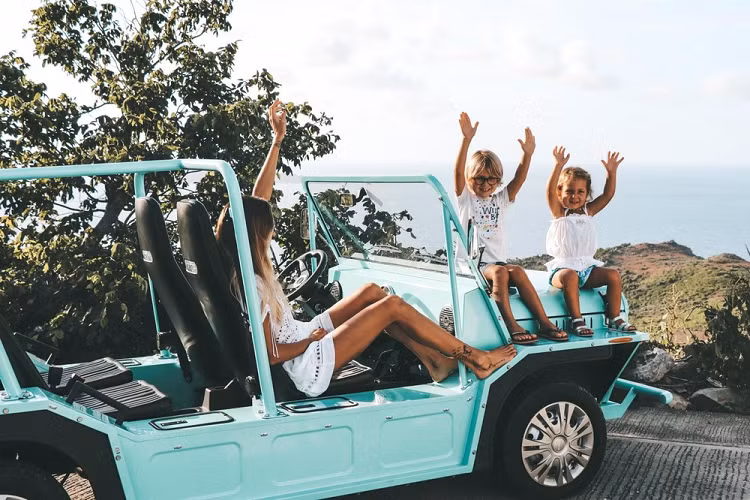 Mẫu Moke mới đã được giới thiệu lần đầu trong năm 2020 dưới dạng sản xuất giới hạn, và đây là lần đầu tiên nó sẽ được cung cấp ở dạng chạy điện hoàn toàn. Mẫu Moke nguyên bản đã được sản xuất từ năm 1964-1993, và được nhiều người nhớ đến với phong cách thiết kế đơn giản, không cửa và năng động.