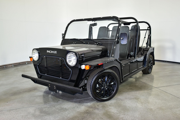 Moke Electric được trang bị một mô tơ điện sản sinh 44 mã lực, yếu hơn so với 67 mã lực của động cơ xăng 4 xi-lanh dung tích 1,1 lít từ mẫu xe đang hiện hành (ngừng sản xuất vào cuối năm nay). Tuy nhiên, nhờ trọng lượng nhẹ chỉ 800 kg, chiếc Moke mới sẽ có thể tăng tốc từ 0-55 km/h trong 4,5 giây trước khi đạt tốc độ tối đa 100 km/h.