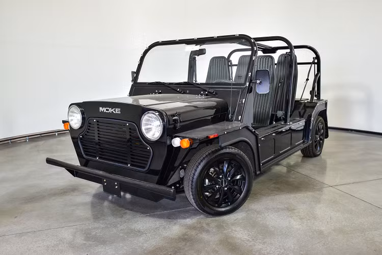 Moke Electric được trang bị một mô tơ điện sản sinh 44 mã lực, yếu hơn so với 67 mã lực của động cơ xăng 4 xi-lanh dung tích 1,1 lít từ mẫu xe đang hiện hành (ngừng sản xuất vào cuối năm nay). Tuy nhiên, nhờ trọng lượng nhẹ chỉ 800 kg, chiếc Moke mới sẽ có thể tăng tốc từ 0-55 km/h trong 4,5 giây trước khi đạt tốc độ tối đa 100 km/h.