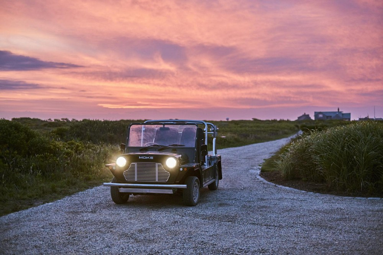 Moke International không công bố thông số kỹ thuật đầy đủ của bộ pin, nhưng cho biết rằng nó cũng có nguồn gốc từ các nhà cung cấp ở châu Âu tương tự mô tơ điện. Phạm vi di chuyển 144 km có vẻ khá hạn chế nhưng công ty cho rằng như thế là đủ cho “5 chuyến đi khứ hồi giữa Cap-Ferrat và Monaco”. Quá trình sạc điện mất 4 giờ từ ổ cắm tiêu chuẩn EU Loại 2.