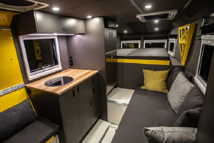 Đối với không gian nội thất, nằm gọn trong hốc tường là một chiếc giường cỡ Queen và chiếc ghế dài trong xe có thể chuyển đổi thành giường thứ 2.