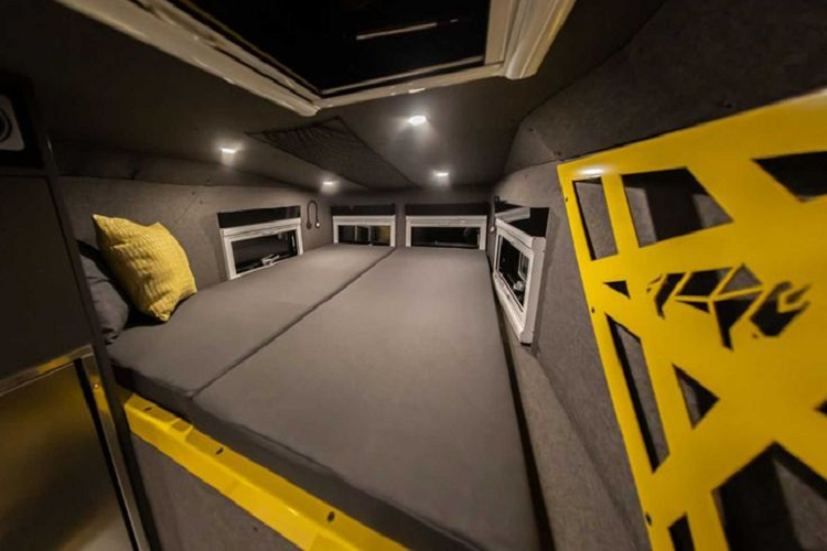 Ngoài ra, cửa sau cũng đóng vai trò như một mái hiên khi mở ra. Ở trên cùng, Falcon Series được trang bị một giá chở đồ cỡ lớn trong khi dưới sàn lại chứa khá nhiều ngăn đựng bổ sung.