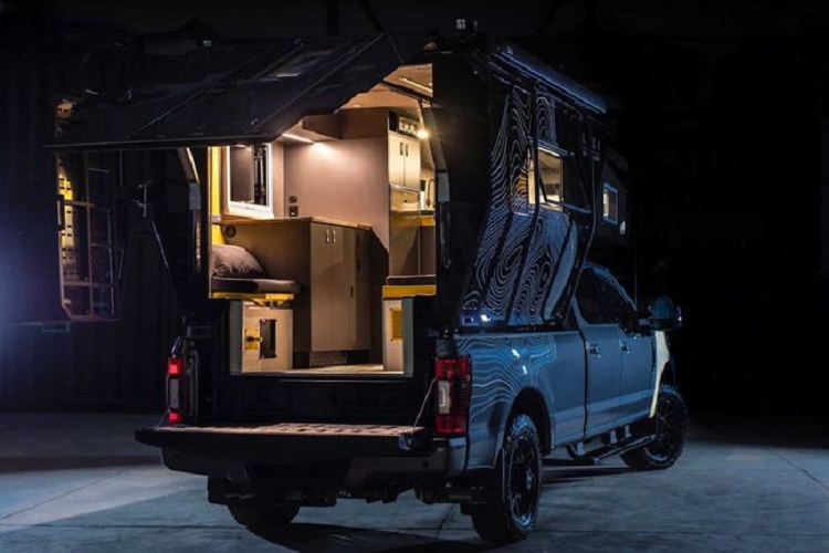 Các tấm pin mặt trời gắn trên mái nhà của Loki Basecamp Falcon Series 2022 mới có khả năng cung cấp năng lên tới 360 watt, và người dùng có thể tháo nó ra để tạo thành một nơi trú ẩn độc lập khi cần.