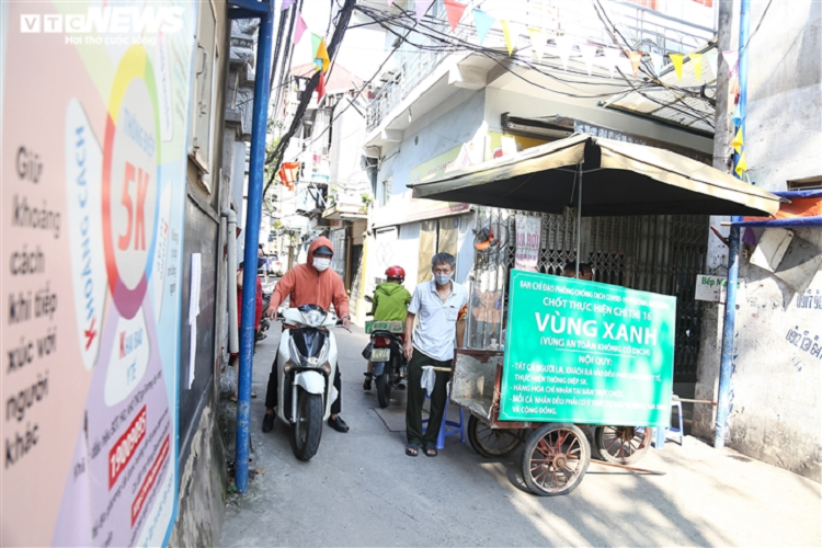 Ảnh: 50 chốt "vùng xanh" phòng chống COVID-19 đầu tiên tại Hà Nội - Hình 7 Anh: 50 chot