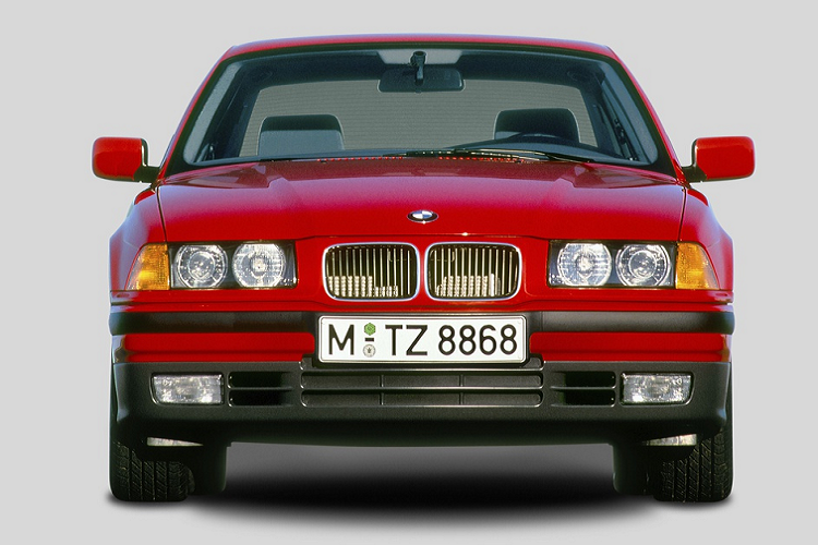Với dòng xe BMW 3 Series 1990 (E46), lưới tản nhiệt quả thận có kích cỡ cân đối hơn, mở rộng theo phương ngang. Đồng thời, khoảng cách giữa hai khe gió tăng lên, các cạnh viền bo tròn nhiều hơn. Cặp lưới tản nhiệt phụ kéo dài sát đèn pha cũng bị loại bỏ. Thiết kế này được BMW áp dụng xuyên suốt thập niên 90, trên các mẫu 7 Series 1994, 5 Series 1995, Z3 đời 1995 và 3 Series 1998.