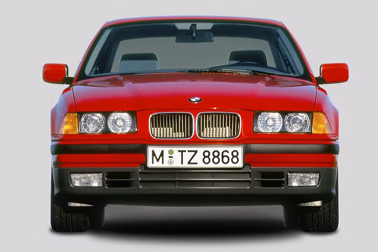 Với dòng xe BMW 3 Series 1990 (E46), lưới tản nhiệt quả thận có kích cỡ cân đối hơn, mở rộng theo phương ngang. Đồng thời, khoảng cách giữa hai khe gió tăng lên, các cạnh viền bo tròn nhiều hơn. Cặp lưới tản nhiệt phụ kéo dài sát đèn pha cũng bị loại bỏ. Thiết kế này được BMW áp dụng xuyên suốt thập niên 90, trên các mẫu 7 Series 1994, 5 Series 1995, Z3 đời 1995 và 3 Series 1998.