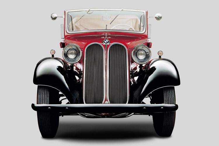 Mẫu xe BMW đầu tiên có lưới tản nhiệt chia hai khoang là BMW 303, được ra mắt năm 1933. Đây đồng thời là mẫu xe BMW đầu tiên sử dụng động cơ 6 xy-lanh. Ngay khi mới xuất hiện, thiết kế lưới tản nhiệt này đã đóng vai trò quan trọng làm nên nét nhận diện đặc trưng của chiếc 303.