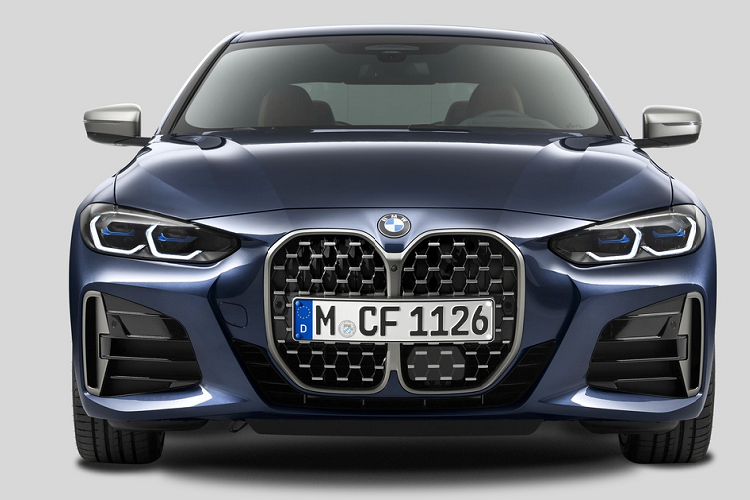 Lưới tản nhiệt BMW 4 Series hiện hành (G22) được xem là bước chuyển giao, cho thấy xu hướng thiết kế của các mẫu xe BMW tương lai. Hai khe gió có kích cỡ lớn hơn, đặt dọc, có họa tiết dạng điểm và nhô ra một chút khỏi phần đầu xe.