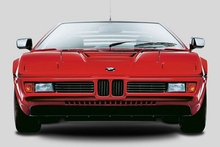 Lưới tản nhiệt quả thận có sự thay đổi tiếp theo vào năm 1978, với chiếc BMW M1 - mẫu xe BMW sử dụng động cơ đặt giữa đầu tiên được sản xuất số lượng lớn. Hai "quả thận" vẫn nhỏ gọn, tuy nhiên phần đầu xe chứa lưới tản nhiệt và cụm đèn được làm phẳng hoàn toàn. Kiểu thiết kế này sau đó xuất hiện trở lại trên BMW Z1 đời 1988 và BMW 8 Series 1989.