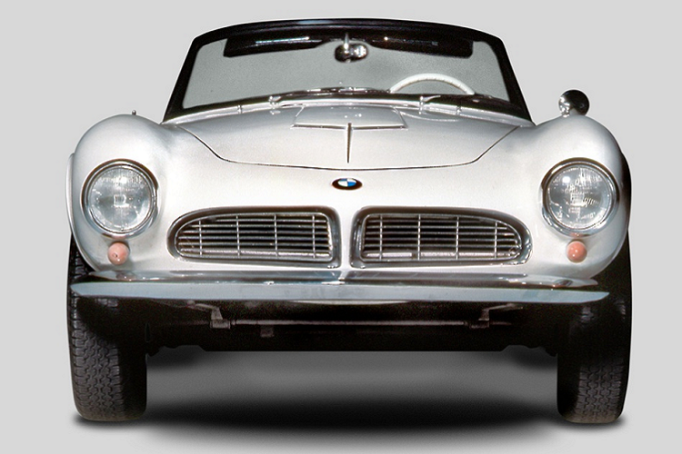 Mẫu xe BMW 507 trình làng năm 1956 chứng kiến sự thay đổi từ mở rộng theo phương dọc sang phương ngang của lưới tản nhiệt quả thận, với sự sáng tạo đến từ nhà thiết kế Albrecht Graf von Goertz. Đây cũng là bộ phận đóng vai trò lấy gió duy nhất trên chiếc 507.