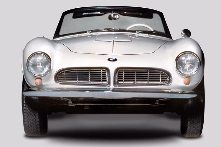 Mẫu xe BMW 507 trình làng năm 1956 chứng kiến sự thay đổi từ mở rộng theo phương dọc sang phương ngang của lưới tản nhiệt quả thận, với sự sáng tạo đến từ nhà thiết kế Albrecht Graf von Goertz. Đây cũng là bộ phận đóng vai trò lấy gió duy nhất trên chiếc 507.
