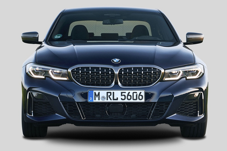 Lưới tản nhiệt quả thận có sự thay đổi lớn tiếp theo trên thế hệ BMW 3 Series hiện hành (G20), lần đầu ra mắt năm 2018. Hai khe gió được tạo hình ngũ giác, nối liền với nhau và có cạnh trên nhô cao hơn đèn pha. Phiên bản M Performance của 3 Series G20 được trang bị lưới tản nhiệt dạng điểm thay cho thanh nan.