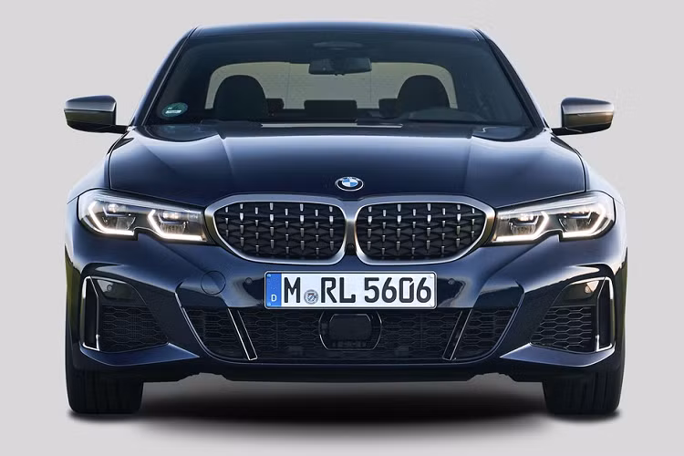 Lưới tản nhiệt quả thận có sự thay đổi lớn tiếp theo trên thế hệ BMW 3 Series hiện hành (G20), lần đầu ra mắt năm 2018. Hai khe gió được tạo hình ngũ giác, nối liền với nhau và có cạnh trên nhô cao hơn đèn pha. Phiên bản M Performance của 3 Series G20 được trang bị lưới tản nhiệt dạng điểm thay cho thanh nan.