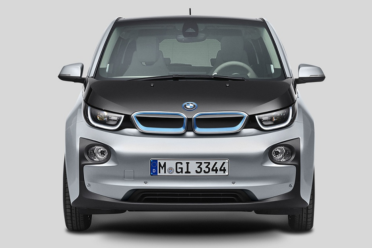 Trên mẫu xe điện BMW i3 ra mắt năm 2013, lưới tản nhiệt quả thận có thiết kế hiện đại và bắt mắt hơn đáng kể, với cạnh viền xanh dương. Bên cạnh đó, việc lưới tản nhiệt được đóng kín hoàn toàn cũng giúp cải thiện tính khí động học cho xe.