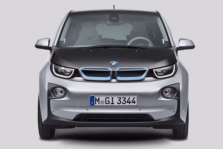Trên mẫu xe điện BMW i3 ra mắt năm 2013, lưới tản nhiệt quả thận có thiết kế hiện đại và bắt mắt hơn đáng kể, với cạnh viền xanh dương. Bên cạnh đó, việc lưới tản nhiệt được đóng kín hoàn toàn cũng giúp cải thiện tính khí động học cho xe.