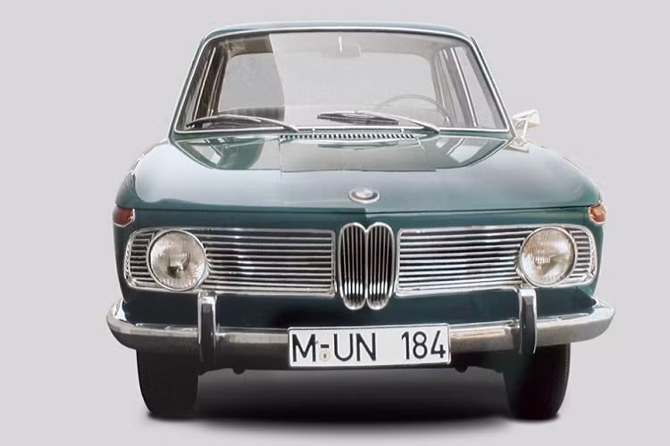 Bước sang năm 1961, chiếc BMW 1500 có tạo hình lưới tản nhiệt quả thận trái ngược hoàn toàn "đàn anh" 507. Hai khe gió được thu hẹp lại và nằm sát nhau hơn đáng kể. Kiểu thiết kế này tiếp tục được áp dụng trên các mẫu xe BMW ra mắt sau đó như 3.0 CS, 3.0 CSi và 3.0 CSL.