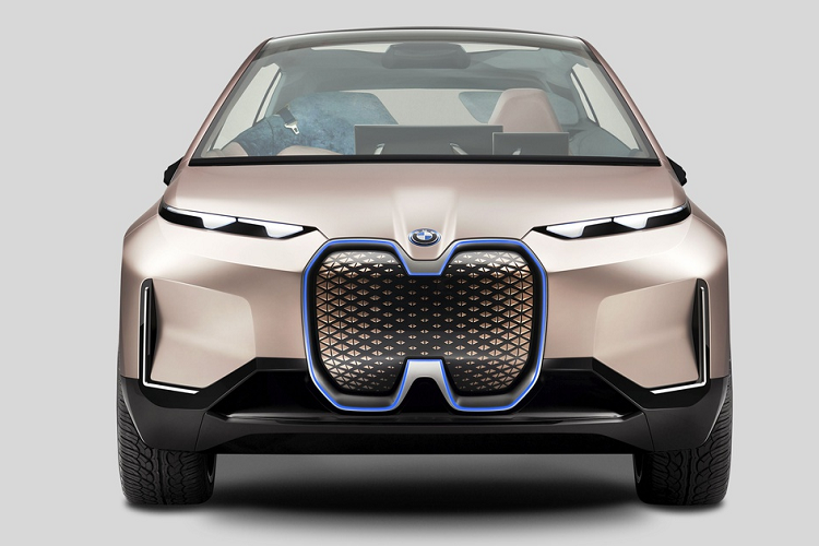 Mẫu concept BMW Vision iNEXT mang đến cái nhìn trực quan nhất về thiết kế của lưới tản nhiệt quả thận trong tương lai. Tương tự i3, lưới tản nhiệt trên chiếc xe EV Vision iNEXT cũng được đóng kín hoàn toàn, với bề mặt lớn chứa camera, các loại cảm biến và những công nghệ hỗ trợ tự hành khác.