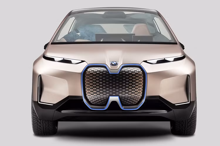 Mẫu concept BMW Vision iNEXT mang đến cái nhìn trực quan nhất về thiết kế của lưới tản nhiệt quả thận trong tương lai. Tương tự i3, lưới tản nhiệt trên chiếc xe EV Vision iNEXT cũng được đóng kín hoàn toàn, với bề mặt lớn chứa camera, các loại cảm biến và những công nghệ hỗ trợ tự hành khác.