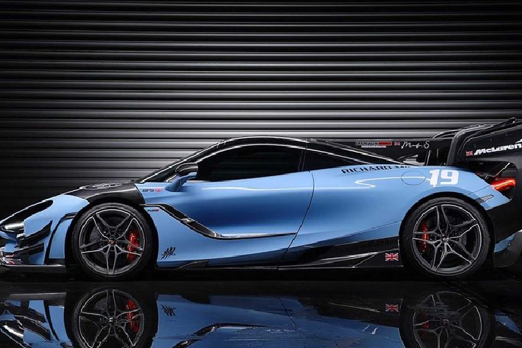 Ngoài ra, khách hàng có thể đặt mua thêm cánh gió khổng lồ phía sau cho 720S - cũng lấy cảm hứng từ Senna GTR. Darwinpro cung cấp 2 loại: cánh gió trên cốp bằng sợi carbon giá 6.875 USD (khoảng 157 triệu đồng) và loại có thêm nắp ở 2 bên có giá 9.375 USD (khoảng 215 triệu đồng).