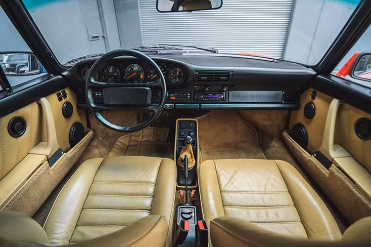 Ngay đến bộ bánh xe cũng nhận được sự chăm sóc đặc biệt bởi chiếc xe sử dụng la-zăng 16 inch màu đen với nắp chụp trung tâm sơn màu khác bao quanh huy hiệu Porsche, bọc trong lốp Pirelli Cinturato kích thước 205/50 phía trước và 225/50 phía sau.