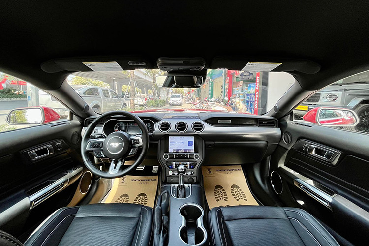 Bên trong nội thất xe không khác biệt nhiều so với đời trước. Chiếc xe trong bài có cabin với tone màu đen chủ đạo. Xe có 4 ghế, được bọc da, hàng ghế trước chỉnh điện. Các trang bị bao gồm cặp màn hình kỹ thuật số ở trung tâm và trên bảng đồng hồ, đi kèm nhiều chi tiết kim loại trên vô-lăng, táp-lô hay cần số...