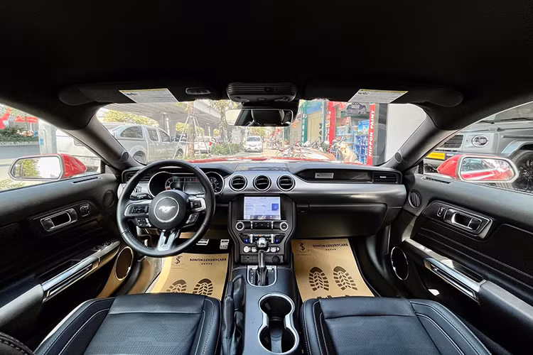 Bên trong nội thất xe không khác biệt nhiều so với đời trước. Chiếc xe trong bài có cabin với tone màu đen chủ đạo. Xe có 4 ghế, được bọc da, hàng ghế trước chỉnh điện. Các trang bị bao gồm cặp màn hình kỹ thuật số ở trung tâm và trên bảng đồng hồ, đi kèm nhiều chi tiết kim loại trên vô-lăng, táp-lô hay cần số...
