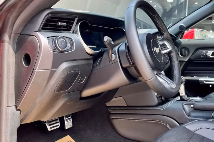 Một số trang bị tiêu chuẩn của Ford Mustang Convertible 2021 gồm đèn trước/sau LED, gương chiếu hậu gập điện, hệ thống chống ồn chủ động, cảnh báo điểm mù, hỗ trợ phanh tự động khẩn cấp, hỗ trợ giữ làn, giám sát áp suất lốp...