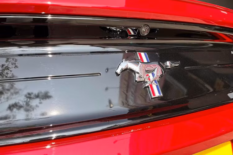 Xe có chiều dài x rộng x cao tương ứng 4.788 x 1.915 x 1.380 mm, chiều dài cơ sở 2.720 mm. Các thông số này tương đương biến thể mui trần.