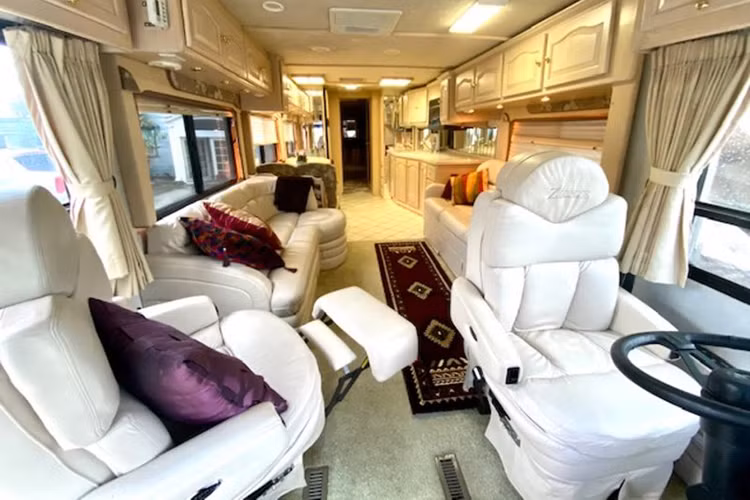 Để phục vụ cho hành khách trong những chuyến đi dài, Zephyr được trang bị bể chứa nước ngọt 90 gallon (~ 409 lít), bộ lọc nước, tấm năng lượng mặt trời, máy phát điện Onan và 6 pin dự trữ. Đáng chú ý, nằm bên dưới không gian sinh hoạt của chiếc motorhome khổng lồ này là một căn hầm chứa hàng hóa với dung tích lên đến 4.672 lít.