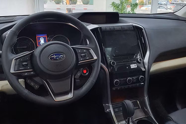 Bước vào bên trong Subaru Evoltis 2021, khách hàng Philippines sẽ tìm thấy không gian nội thất 7 chỗ với 2 ghế thương gia ở hàng ghế giữa. Trong khi đó, Subaru Ascent ở thị trường Mỹ có cả phiên bản 8 chỗ.
