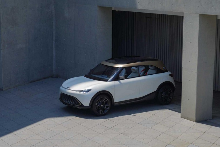 Mọi thứ đã thay đổi nhiều so với 16 năm trước bởi hãng xe ôtô Smart bây giờ là một liên doanh 50:50 giữa Daimler của Đức và Geely của Trung Quốc nhằm phục sinh nhà sản xuất xe đô thị khó khăn.