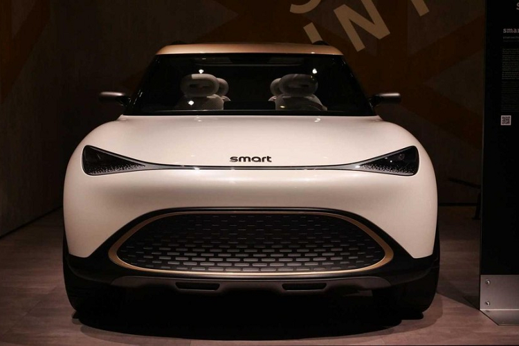 Được thiết kế bởi Daimler và được chế tạo trên khung gầm Sustainable Experience Architecture (SEA) của Geely, Concept #1 trang bị bộ la-zăng 21 inch và có các thanh đèn LED ở phía trước lẫn phía sau. Nó trông khác biệt đáng kể so với tất cả những mẫu xe Smart trước đây, đặc biệt là ở bên trong, nơi cabin tối giản được thống trị bởi màn hình cảm ứng lớn 12,8 inch.