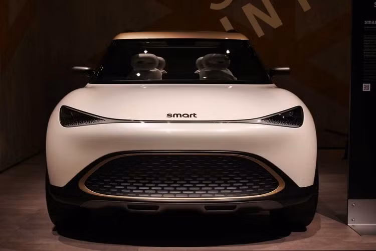 Được thiết kế bởi Daimler và được chế tạo trên khung gầm Sustainable Experience Architecture (SEA) của Geely, Concept #1 trang bị bộ la-zăng 21 inch và có các thanh đèn LED ở phía trước lẫn phía sau. Nó trông khác biệt đáng kể so với tất cả những mẫu xe Smart trước đây, đặc biệt là ở bên trong, nơi cabin tối giản được thống trị bởi màn hình cảm ứng lớn 12,8 inch.