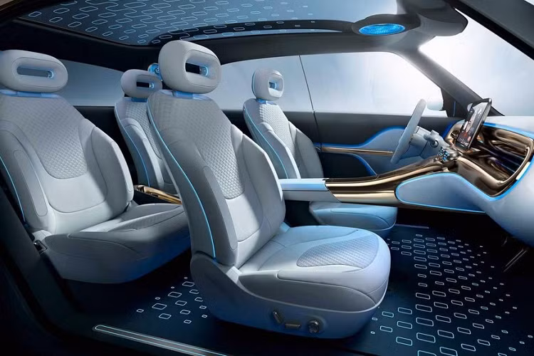 Vậy Concept #1 lớn đến đâu? Với chiều dài 4,29 mét, rộng 1,91 mét, và cao 1,70 mét, mẫu concept crossover Smart mới có kích thước tương đương Mini Countryman. Được phát triển từ đầu làm một mẫu xe chỉ chạy điện với phần đầu và đuôi ngắn, nó có trục cơ sở 2,75 mét, dài đáng kể đối với kích thước vẫn nhỏ nhắn.