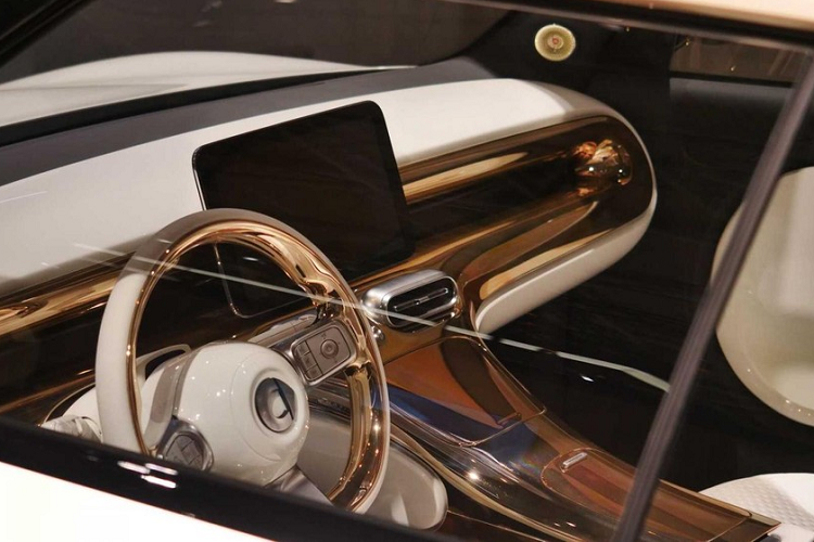 Phiên bản sản xuất của Concept #1 sẽ có thêm hàng ghế thứ 3 để củng cố ý định bán xe ở những phân khúc cao cấp hơn của Smart. Các thông số kỹ thuật khác ngoài kích thước và cấu hình chỗ ngồi vẫn chưa được tiết lộ, nhưng chắc chắn một điều rằng những cánh cửa tự sát đó hoàn toàn chỉ dành cho chiếc xe trưng bày ở Munich.